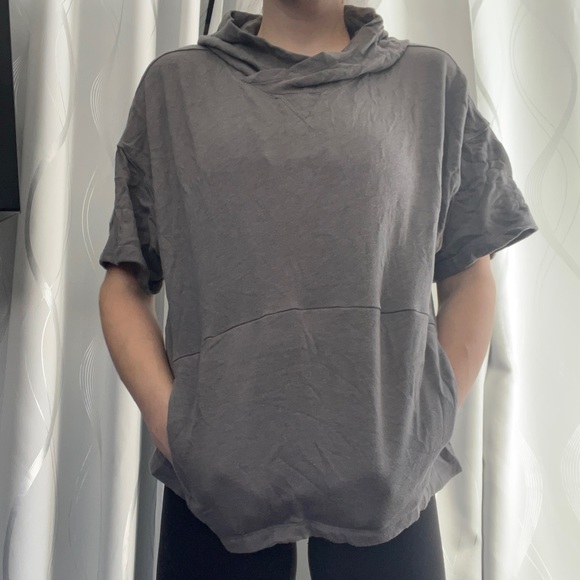 👑 2/$40 👑 Fabletics short sleeve hoodie - Picture 4 of 12